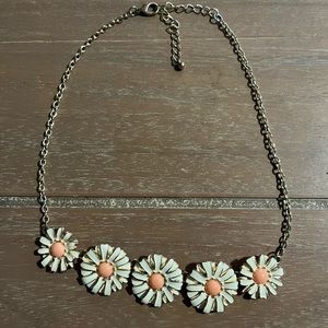 Daisy necklace. White & peach